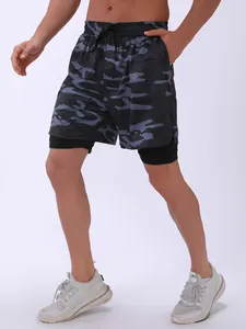 Vista detallada de los pantalones cortos deportivos 2 en 1 de camuflaje gris para hombre