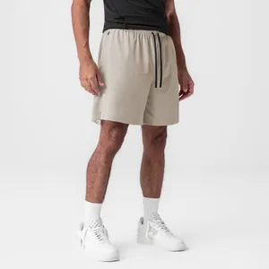 Professionelle Detailaufnahme einer atmungsaktiven braunen Mesh-Sportshorts für Herren