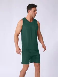 Détail de l'ensemble de sport en maille vert foncé pour homme, à séchage très rapide