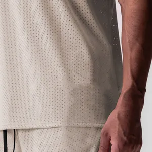Détail du tissu en maille respirante d'un débardeur de sport pour hommes séchant vite