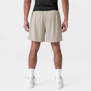 Detailansicht der Rückseite von beigen Mesh-Sporthosen für Herren, ideal für Basketball.
