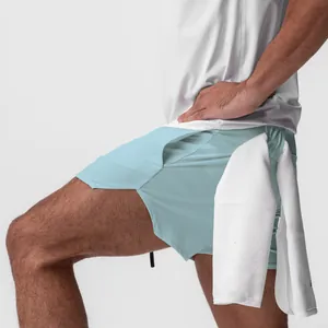 Detalle de los pantalones cortos deportivos de secado rápido para hombre fitness.