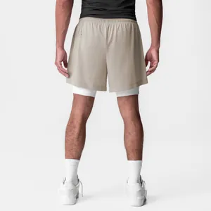 Vista trasera detallada de pantalones cortos deportivos de doble capa beige