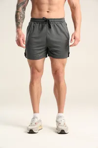 Detailansicht der grauen schnelltrocknenden Fitness-Shorts für Herren mit Kordelzug.