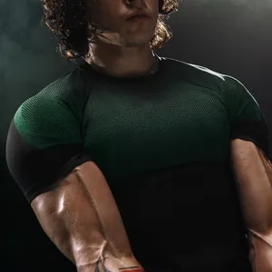 Dettaglio della maglietta sportiva compressione uomo che mostra texture del tessuto e vestibilità