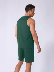 Vue arrière de l'ensemble d'entraînement en mesh à séchage rapide pour hommes vert.
