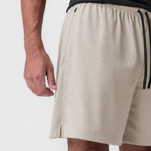 Nahaufnahme von khakifarbenen Mesh-Sportshorts für Herren mit Fokus auf Stofftextur