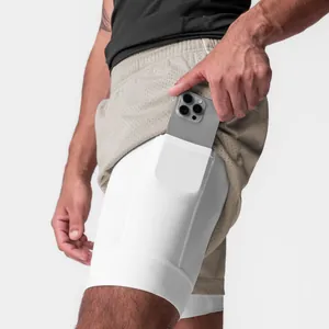 Detalle de los pantalones cortos deportivos de doble capa para hombre con bolsillo para el móvil.