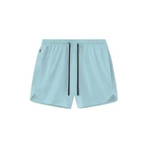 Detalle de pantalones cortos deportivos de secado rápido para hombre en azul con cordón