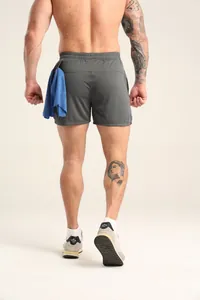 Rückansicht graue schnelltrocknende Herren-Sporthose mit praktischer Handtuchschlaufe