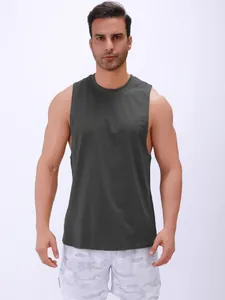 Vooraanzicht van donkergrijze fitness tanktop voor heren van ademende stof