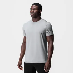Détail du t-shirt de fitness gris pour homme, coupe ajustée et tissu évacuant l'humidité