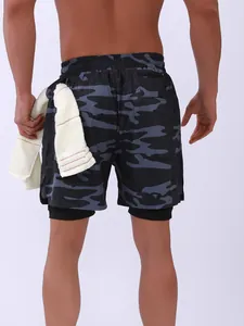 Vista posterior detallada de los pantalones cortos deportivos de camuflaje 2 en 1 con porta toalla