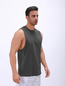 Detailweergave van de zijpasvorm van een donkergrijs mouwloos sportshirt voor heren