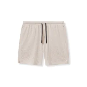 Beigefarbene Mesh-Sportshorts mit schwarzem Kordelzug und praktischen Reißverschlusstaschen