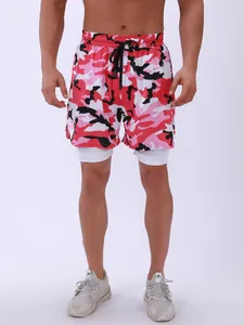 Vista detallada de los pantalones cortos de fitness 2 en 1 de camuflaje rosa para hombre.