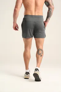 Rückansicht von grauen schnelltrocknenden Herren-Sportshorts mit Reißverschlusstasche