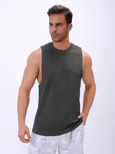 Detailweergave van een donkergrijze mouwloze sporttanktop voor heren van ademende stof
