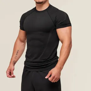 Dettaglio della t-shirt a compressione nera ad asciugatura rapida per il fitness maschile