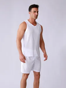 Ensemble de sport blanc en mesh pour hommes avec débardeur et short respirant chic