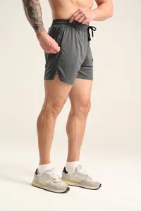Seitenansicht graue schnelltrocknende Herren-Sportshorts mit Reißverschlusstasche.