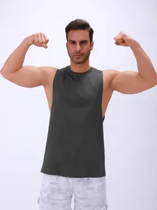 Gedetailleerd overzicht van mouwloos fitness tanktop voor heren in donkergrijs met spierpasvorm