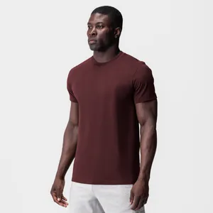 Vue détaillée d'un t-shirt de sport bordeaux pour homme à coupe ajustée et col rond classique