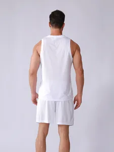 Vue arrière de l'ensemble de sport blanc en maille respirante pour hommes avec short