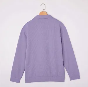 Rückansicht eines lila Herren-Langarmshirts mit strukturierter Karomusterung