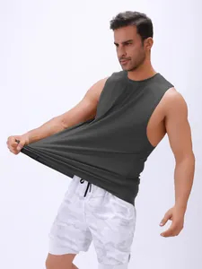 Detail van grijs mouwloos sportshirt voor heren met hoge elasticiteit voor fitness
