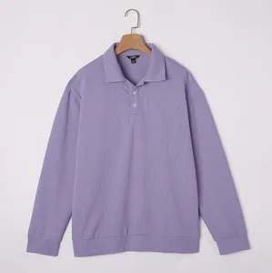 Detailansicht eines lila Langarm-Poloshirts mit kleiner karierter Waffelstruktur