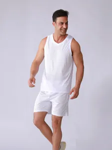 Vue détaillée de l'ensemble de sport débardeur et short de fitness en mesh blanc