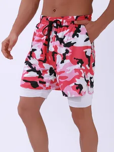 Detalle de los pantalones cortos de deporte 2 en 1 con estampado camuflaje rosa