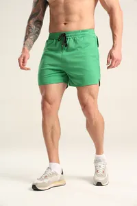 Detailansicht grüner schnelltrocknender Herren-Sportshorts mit atmungsaktivem Mesh-Gewebe
