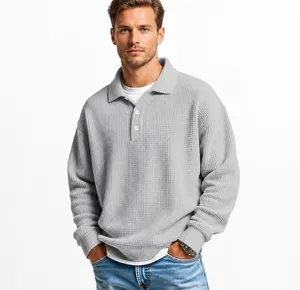 Detailansicht des grauen Waffelstrick-Langarm-Poloshirts für Herren mit Knopfkragen-Struktur