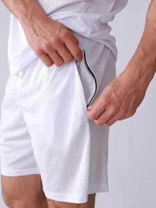 Détail d'un short de sport en maille blanche avec poche zippée et tissu respirant de qualité