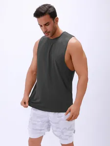 Detailopname van een donkergrijs vochtafvoerend heren tanktop voor fitnesstraining