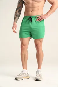 Herren Fitness-Sportshorts aus grünem Mesh, schnelltrocknend, Vorderansicht am Modell