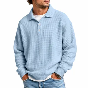 Nahaufnahme eines hellblauen Polo-Shirts aus Waffelstrick mit Kragendetails und Textur