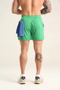 Rückansicht der grünen schnelltrocknenden Sporthose für Herren mit Mesh-Struktur