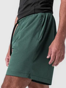 Short de sport en maille vert foncé pour hommes, tissu à séchage rapide et poches zippées.