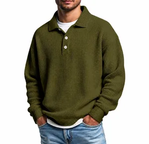 Detailansicht eines olivgrünen Waffelstrick-Langarm-Poloshirts für Herren