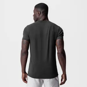 Vue arrière détaillée d'un t-shirt de sport cintré pour homme en gris foncé
