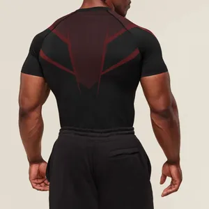 Vista posteriore dettagliata della maglietta fitness compressione uomo con motivo rosso