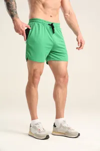 Detailansicht der grünen, schnelltrocknenden Mesh-Herrenshorts mit Reißverschlusstasche