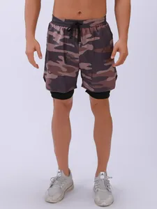 Detalle de los pantalones cortos deportivos de camuflaje 2 en 1 con capa interior técnica