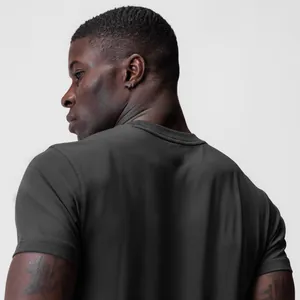 Gros plan du t-shirt de sport gris foncé pour hommes montrant la texture et la coupe