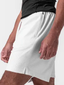 Short de basket-ball blanc en mesh pour homme, séchage rapide et poches zippées.