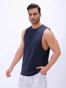 Detailweergave van een marineblauw vochtafvoerend mouwloos fitness shirt voor heren
