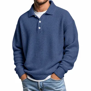 Nahaufnahme der blauen Waffelstrick-Struktur eines Vintage-Polohemds für Herren